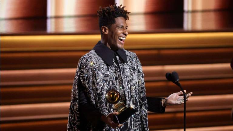 Jon Batiste con su Grammy.