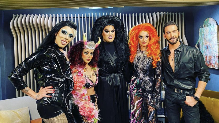 En su programa La Saga a Adela Micha la transforman en Drag Queen.