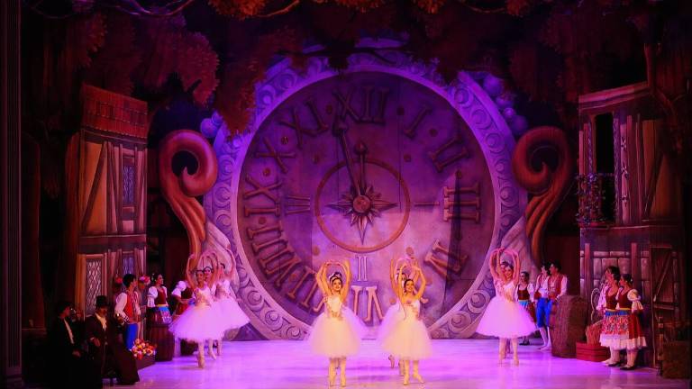 El Instituto de Cultura Mazatlán presenta Coppelia, en el Teatro Ángela Peralta.