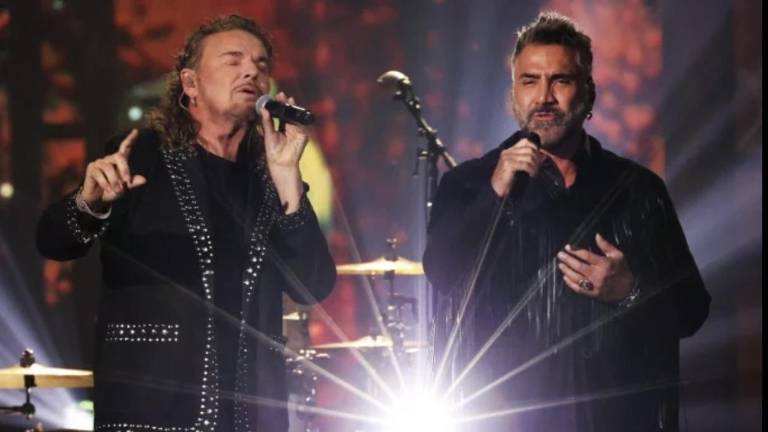 Maná y Alejandro Fernández, en su presentación en los Latin Grammy 2021.