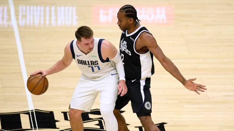 Luka Doncic y los Mavericks se impusieron a los Clippers en el inicio de la serie de postemporada.