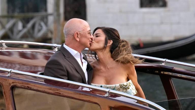 Llegan Jeff Bezos y Lauren Sánchez.