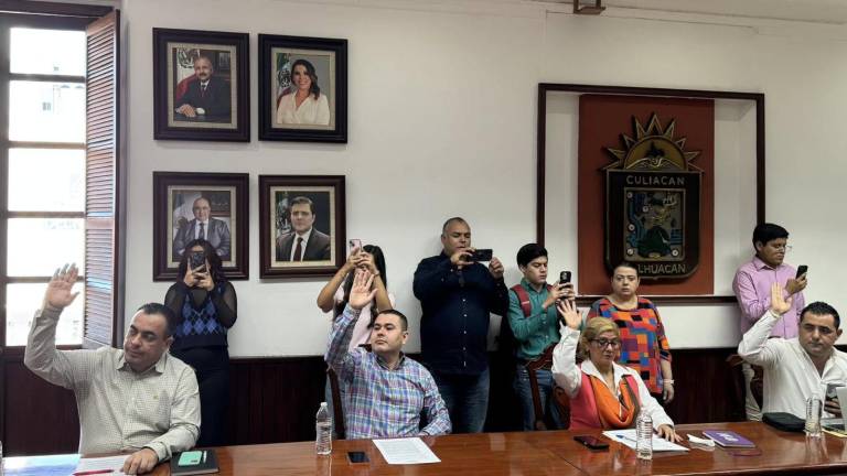 El regidor por Movimiento Ciudadano en Culiacán, Rigoberto Torres Ramos, al centro, advierte que seis meses de crisis ya obliga a responder a la población.