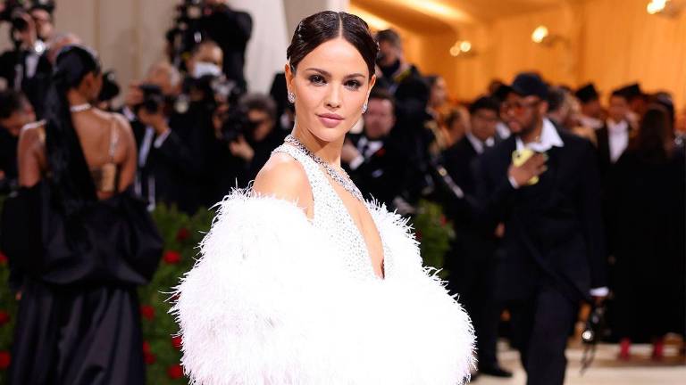 Eiza González cautiva como toda una miembro de la realeza, la actriz hizo su aparición con un look de inspiración clásica, muy acorde a la temática de este año, el gilded glamour.