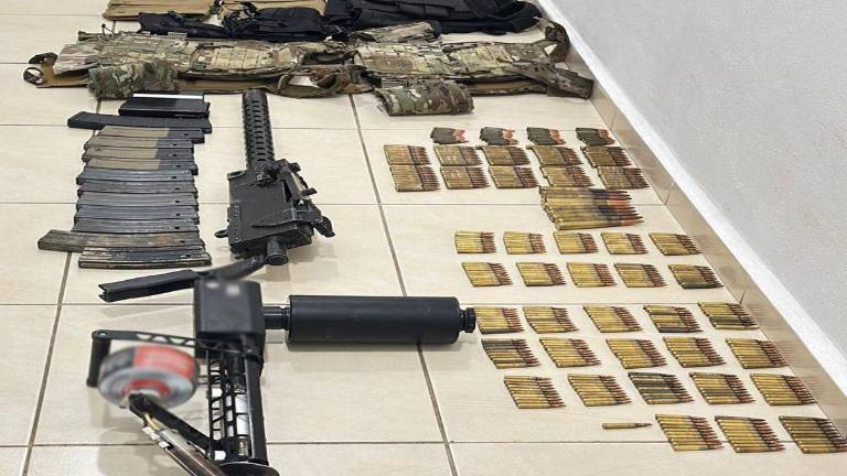 Material táctico y armamento localizado durante patrullajes en Badiraguato.