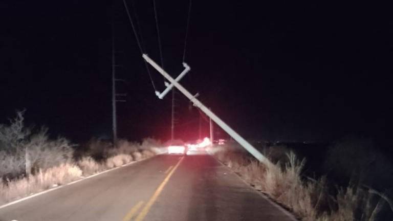 El vehículo Chevrolet Corsa modelo 2003 se impactó contra un poste de concreto de la CFE.