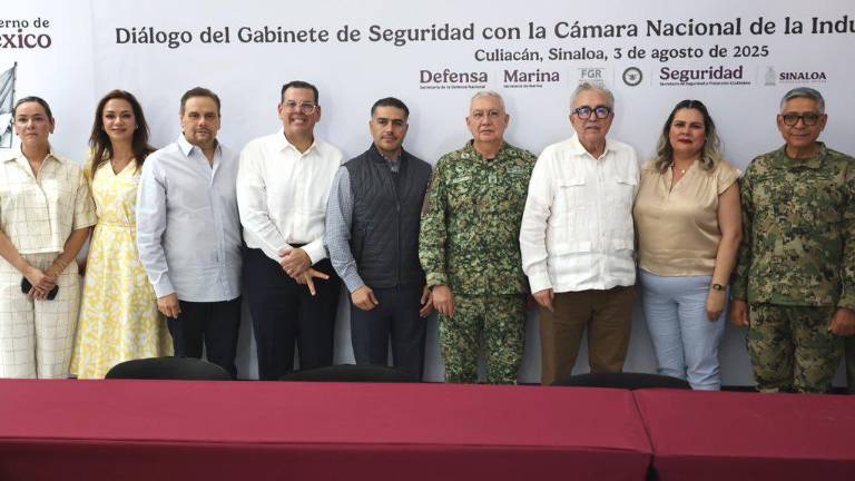 Autoridades federales han detenido a 65 personas y asegurado casi 10 toneladas de droga en Sinaloa, informó Omar García Harfuch.