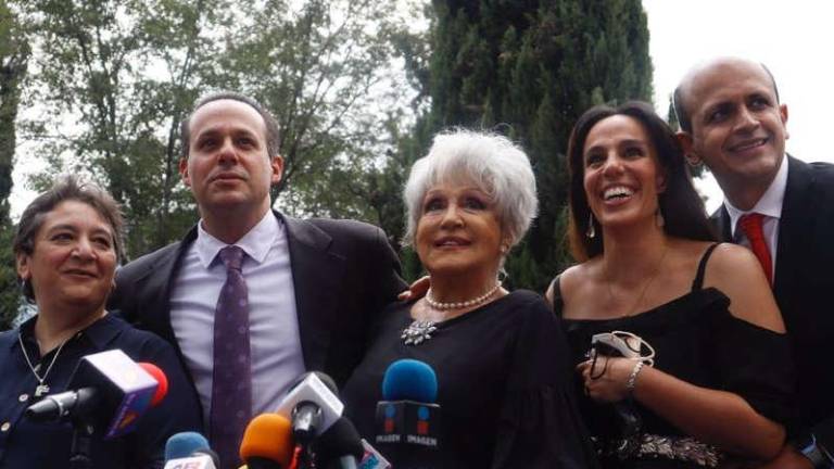 La familia de José José y su representante.
