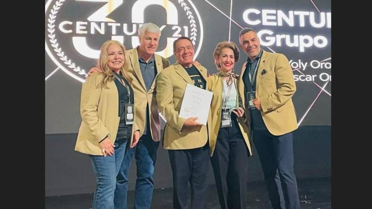 Irasema Lara, C.O.O. C21 México; Steve Yeager, Presidente C21 México; Gerardo Contreras C.E.O. C21 México; Lic. Óscar Orozco y Sra. Yolanda de Orozco.