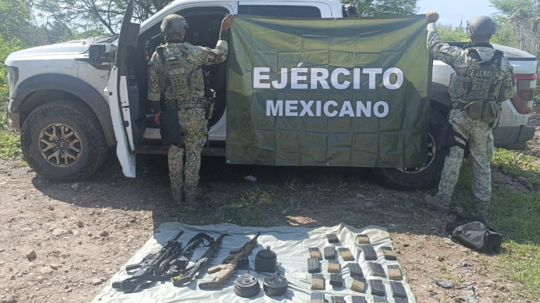 Elementos del Ejército Mexicano decomisaron arsenal y vehículos en operativos simultáneos en Sinaloa.