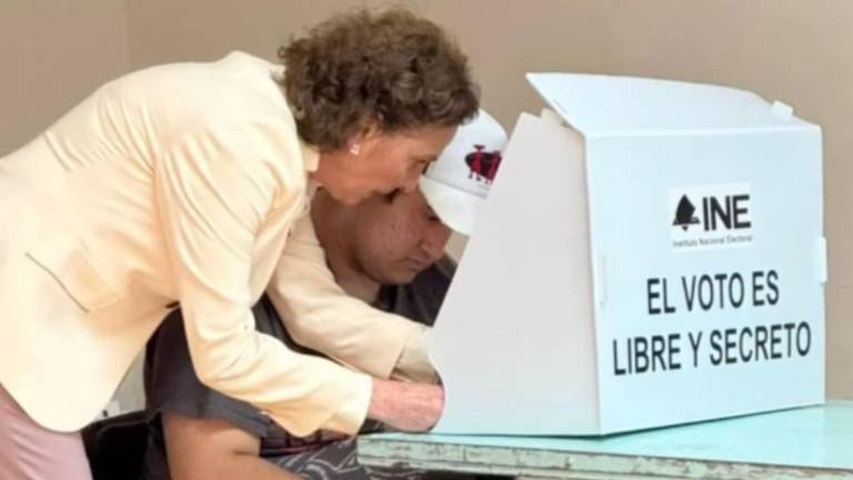 Jesús Ernesto López Gutiérrez, acompañado por su madre, Beatriz Gutiérrez Müller, emitió su voto en una casilla de Tlalpan, en la CDMX.