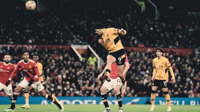 El mexicano Raúl Jiménez fue un peligro constante para la zaga del Manchester United, aunque no pudo anotar.