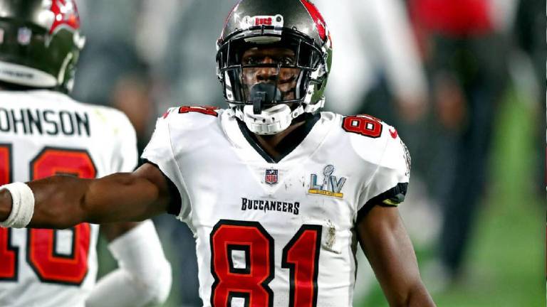 Antonio Brown también enfrenta problemas legales por acoso sexual.