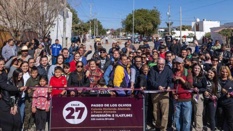 La pavimentación de la calle Paseo de los Olivos fue inaugurada por el Alcalde Juan de Dios Gámez y el Gobernador Rubén Rocha Moya.