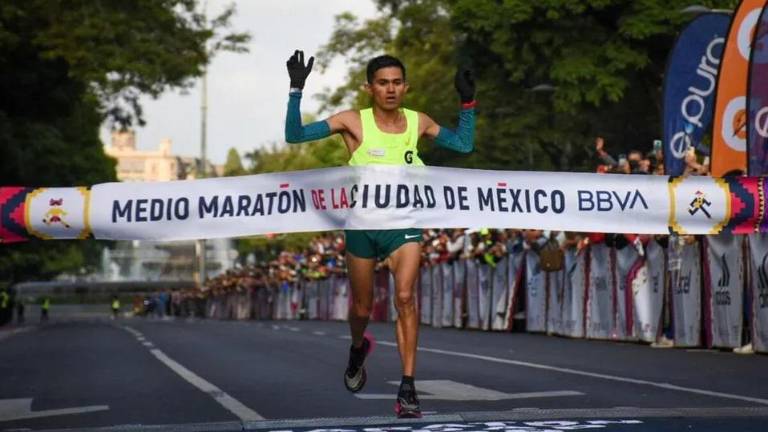 Luis Santana cruzando la línea de meta.
