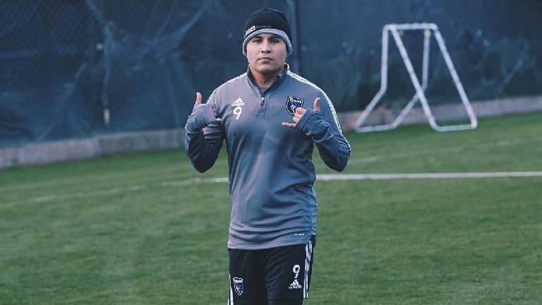 “Chofis” López pertenece a Chivas, pero no jugará con ellos y le buscan acomodo.