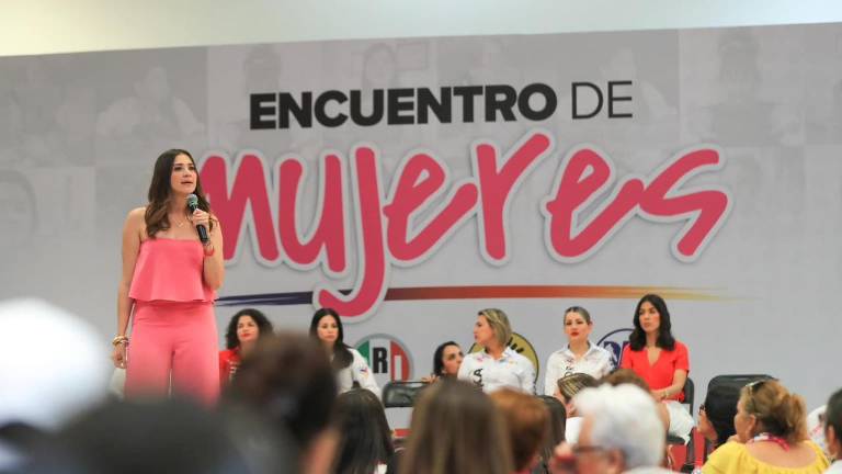 Candidatas y simpatizantes de la coalición Fuerza y Corazón por México festejaron el Día de las Madres.