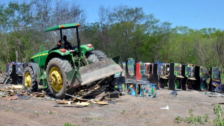 Autoridades federales incineraron droga y destruyeron material ilícito asegurado en diversos operativos.