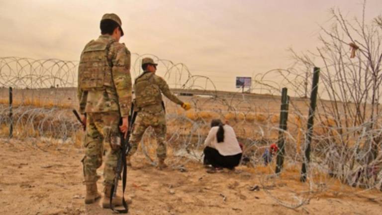 El Presidente de Estados Unidos ordenó suspender la entrada de migrantes desde México.