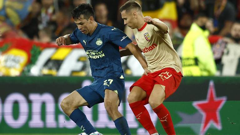 El mexicano Hirving “Chucky” Lozano poco pudo hacer para evitar el empate del PSV.