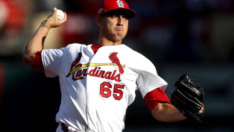 Giovanny Gallegos preservó la ventaja de los Cardenales ante los Reales.