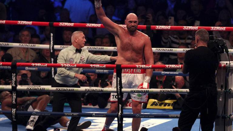 Tyson Fury mandó a la lona a Dillian Whyte.