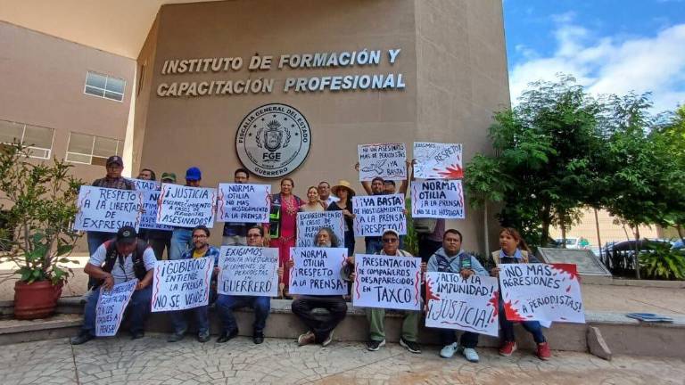 Periodistas de Chilpancingo protestaron afuera de las oficinas de la Fiscalía General del Estado.