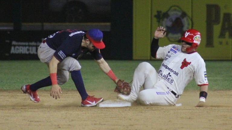 Ricardo Valenzuela es safe en segunda.