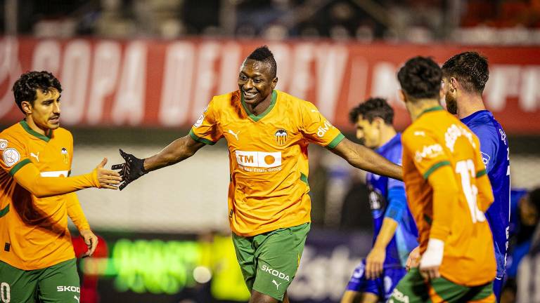 Umar Sadiq celebra su gol, con el que el marcador se puso 2-0 en la Copa del Rey ante el Ourense.