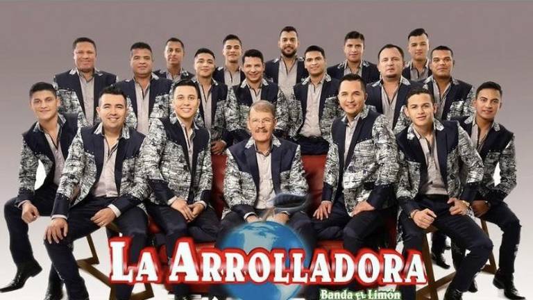Integrantes de la Arrolladora Banda el Limón se divierten realizando un reto.