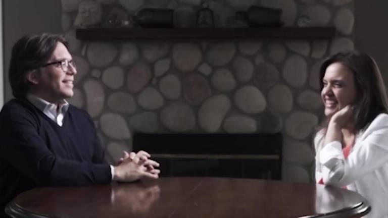 Clara Luz Flores en entrevista con Keith Raniere.
