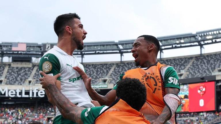 José López celebra su gol.