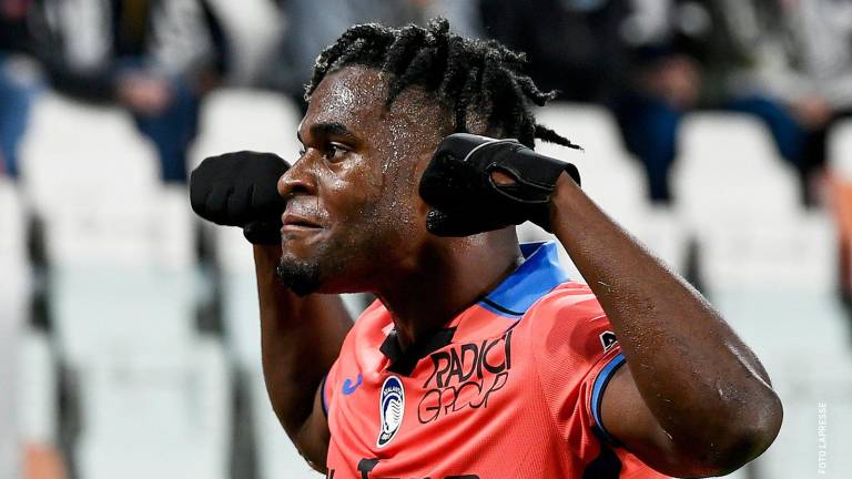 Duván Zapata celebra su gol.