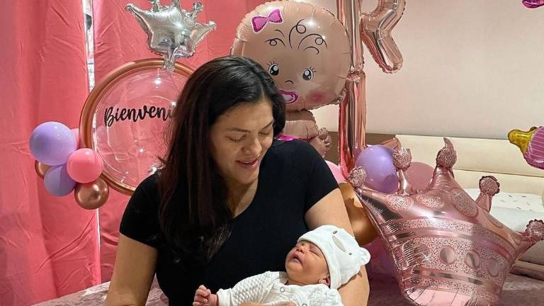 María del Rosario Espinoza muestra a su pequeña bebé.