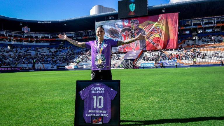 Jennifer Hermoso recibe homenaje.