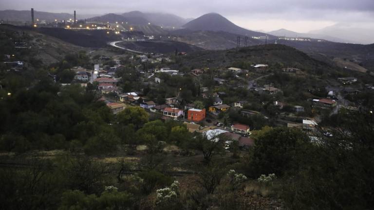 Vista general del Ejido Cananea, Sonora tomada el 19 de noviembre de 2019, mientras de fondo se observa la mina Buena Vista del Cobre que rodea a la población sonorense.