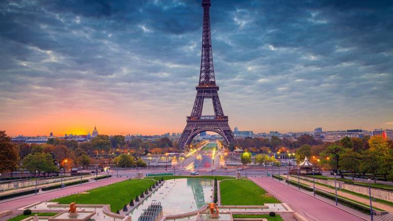 Los amplísimos jardines de la Torre Eiffel.