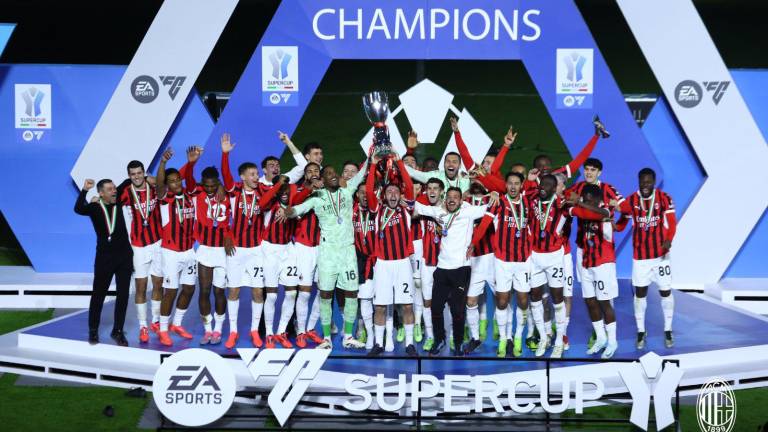 El AC Milan remontó un 0-2 para vencer en la agonía del encuentro al Inter y poder adjudicarse de esta manera la Supercopa de Italia.