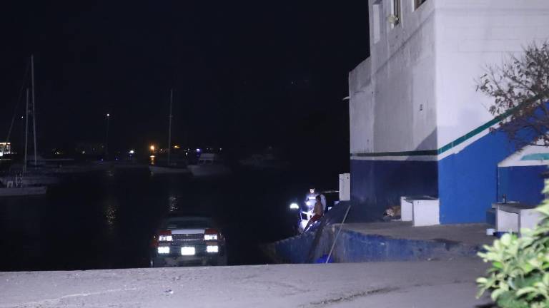 El cuerpo de un hombre que murió tras caer en la zona rocosa de “El Clavadista”, en Mazatlán, es sacado por la zona del Club Núatico.