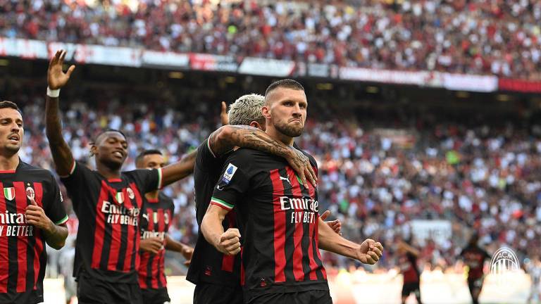 Milán golea al iniciar la campaña de la Serie A.