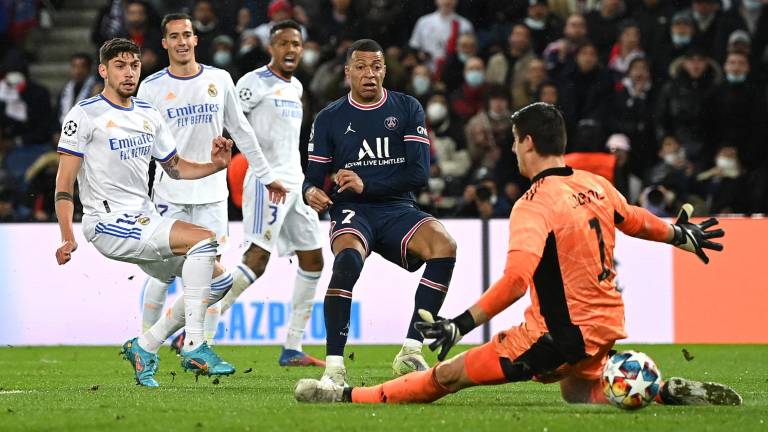 Kylian Mbappé al momento de realizar el disparo que terminó en el gol del triunfo para el PSG.