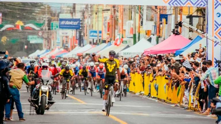 Ulises Castillo llega triunfal a la meta.