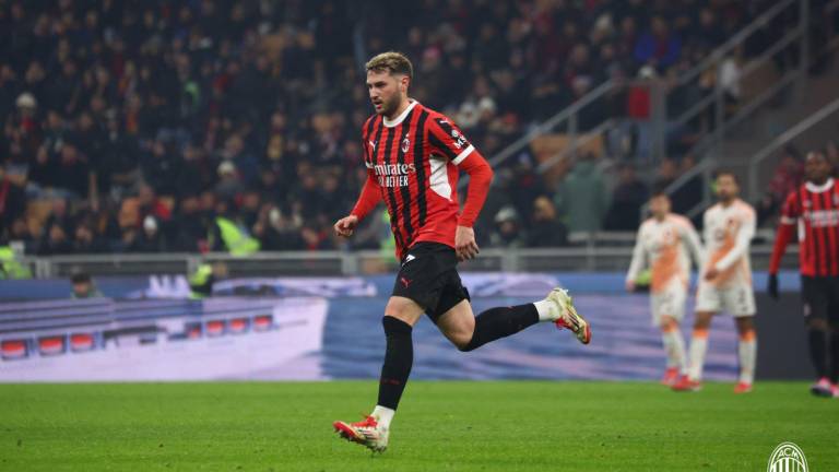 Santiago Giménez ya fue factor en su debut con el Milán.