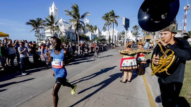 Gran ambiente es el que se vive durante la celebración del Gran Maratón Pacífico.