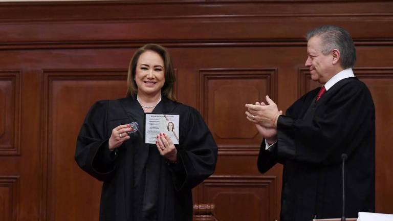 La ministra Yasmín Esquivel junto a Arturo Zalvídar, quien ya concluyó su periodo al frente de la Suprema Corte de Justicia de la Nación.