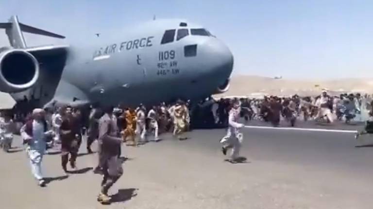 Caos en el aeropuerto de Kabul, en Afganistán.