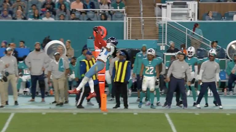 Los Titans pegaron de visita a los Dolphins.