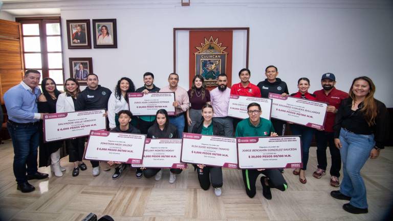 Todos los deportistas becados se tomaron la foto del recuerdo.