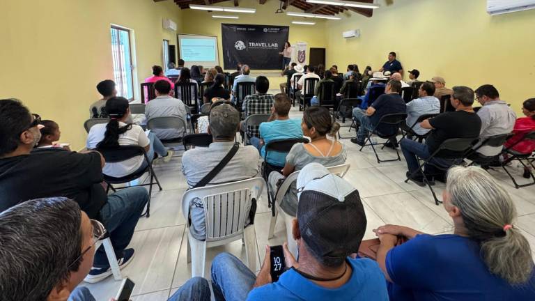 Prestadores de servicios turísticos de los Pueblos Mágicos de Sinaloa participaron en capacitación para mejorar la atención a los visitantes.