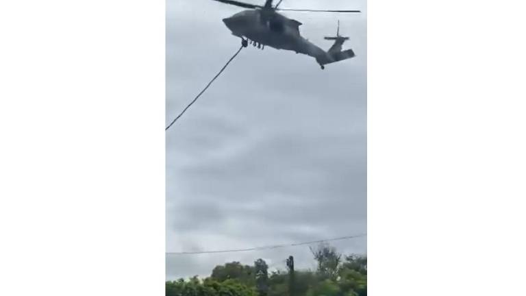 Durante las acciones se reportó el sobrevuelo de un helicóptero, el cual se mantuvo vigilando la zona a pocos metros del suelo.